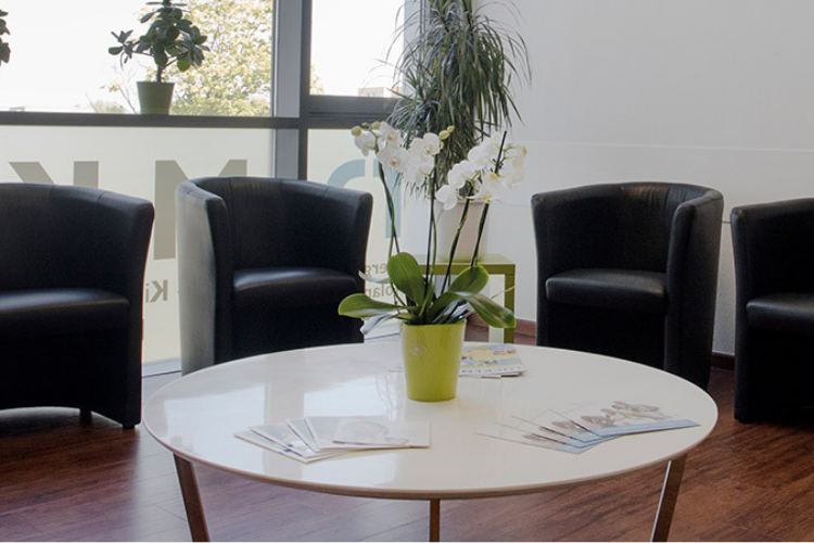 Wartebereich mit Sesseln und Orchidee