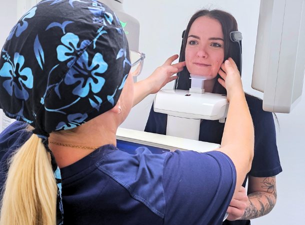 Eine Kollegin macht eine digitale Röntgenaufnahme